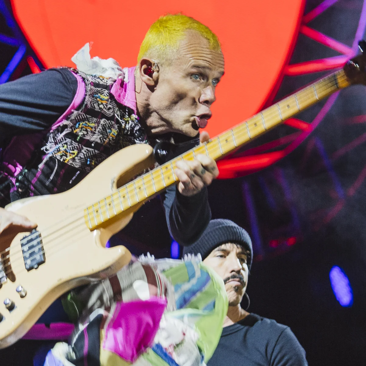 Flea: El Alma Vibrante de Red Hot Chili Peppers y un Ícono del Bajo