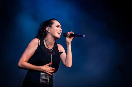 “NUNCA HABIAMOS SIDO UNA BANDA POLÍTICA”, SHARON DEN ADEL