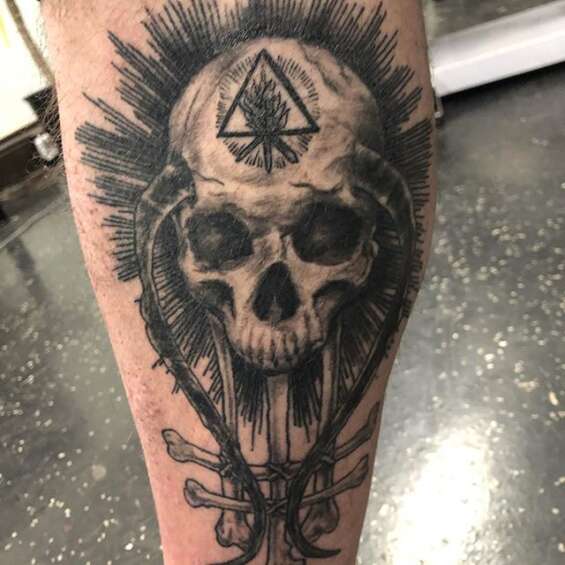 Tatuaje basado en arte de Santiago Jaramillo para Behemoth